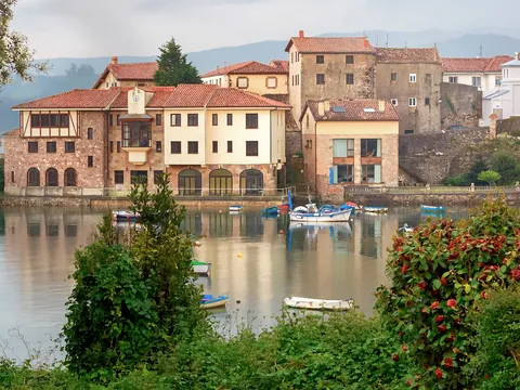 Casas y botes reflejados en la ría de San Vicente de la Barquera, Cantabria