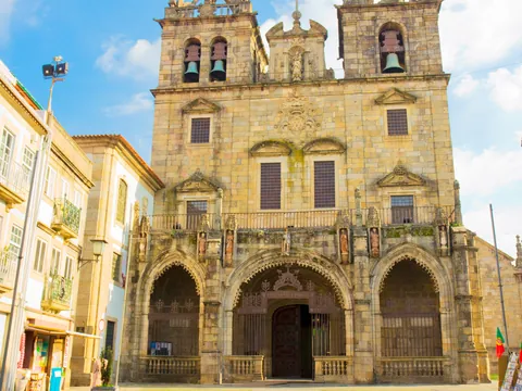Fachada de la Catedral de Braga en Portugal vista desde la plaza principal.