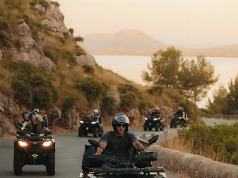Grupo de personas viajan en quad por la costa mallorquina