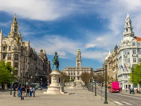 Avenida dos Aliados de Oporto con el Ayuntamiento al fondo en un día despejado.