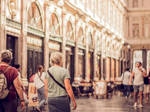 Turistas paseando por las Galerías Reales Saint-Hubert Bruselas