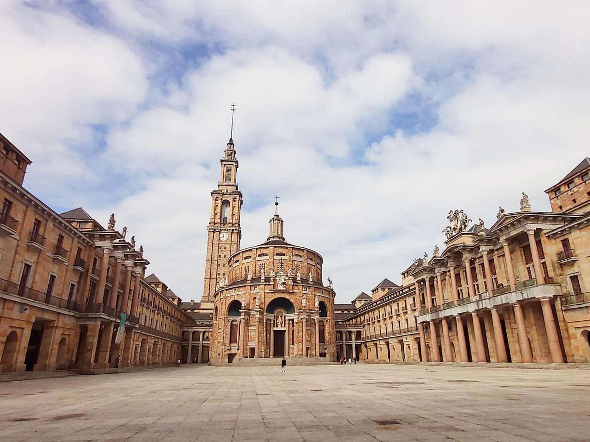 Universidad Laboral de Gijón - HOME Gijón - Guía de Viajes Gijón - Buendía