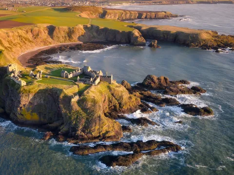 El castillo de Dunnotar ubicado sobre un impresionante precipicio rocoso en la costa noreste de Escocia