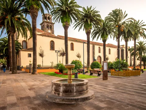 Plaza en La Laguna con iglesia al fondo, vista durante el free tour La Laguna imprescindible.