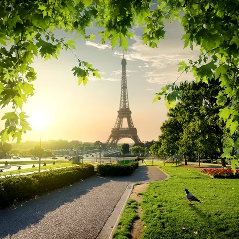 Jardines del Trocadero de París con la Torre Eiffel al fondo - Buendía Tours