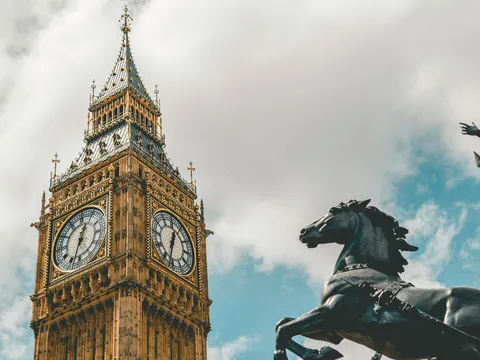 Big Ben detalle arquitectónico de la torre del Parlamento británico con monumento ecuestre de fondo