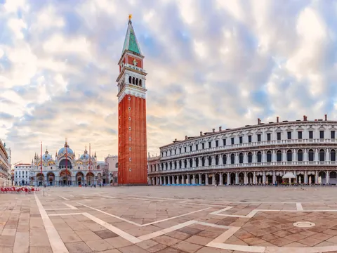 Plaza de San Marcos con la Basílica y el Campanile de Venecia