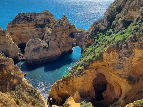 Formaciones rocosas y cuevas marinas en Ponta da Piedade, Algarve.
