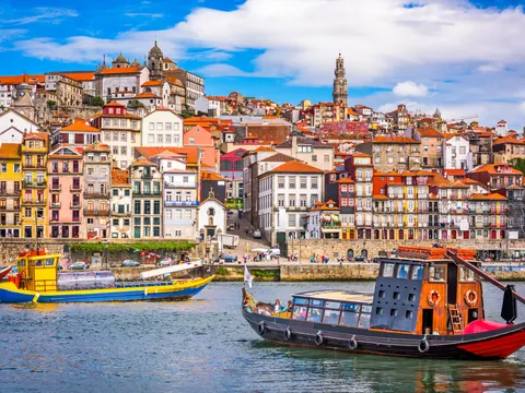 Termina este completo tour por Oporto con un paseo en barco por el Duero cruzando los 6 puentes a bordo de un rabelo tradicional.