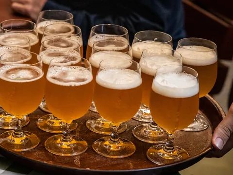 Detalle con deliciosas cervezas para disfrutar con tus amigos.