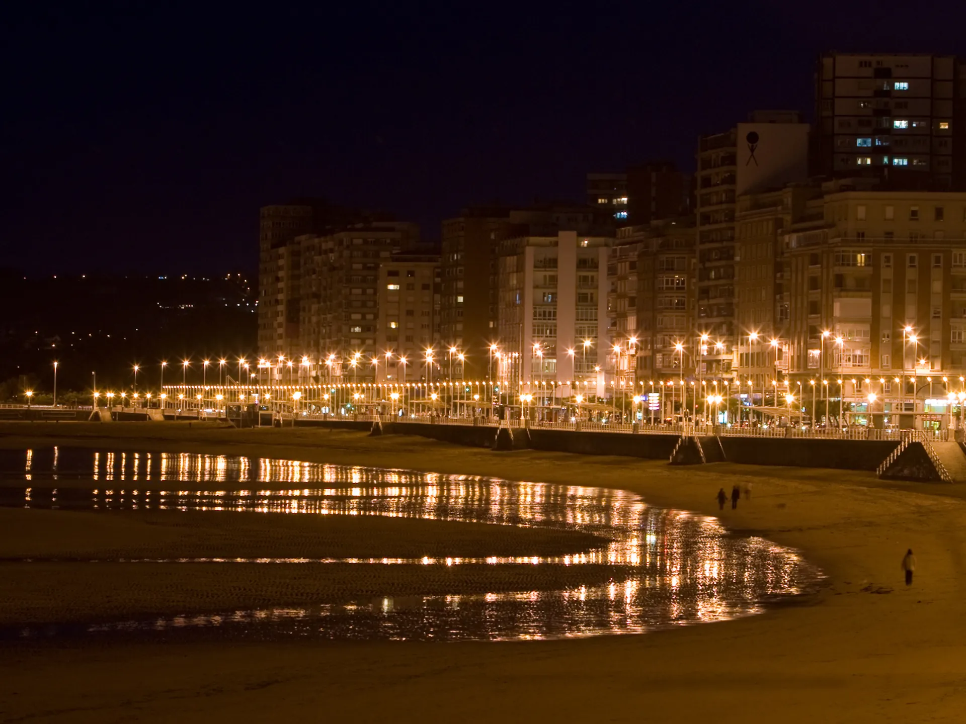 Panorámica de San Lorenzo por la noche - Gijón en verano - Qué hacer en Gijón - Planes en Gijón - Guía de Viajes Gijón - Buendía Tours