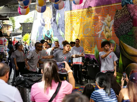 Tour del grafiti por la Comuna 13 en minibús temático