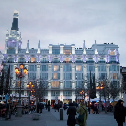 Hotel Plaza Santa Ana por la noche - Plaza de Santa Ana - Qué ver en Madrid - Guía de Viajes Madrid - Buendía