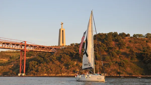 Panorámica del velero paseando por el Tajo al atardecer, Lisboa, Portugal