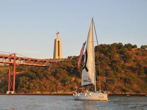 Panorámica del velero paseando por el Tajo al atardecer, Lisboa, Portugal