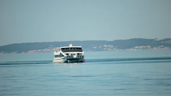 Barco navegando por la ría de O Grove