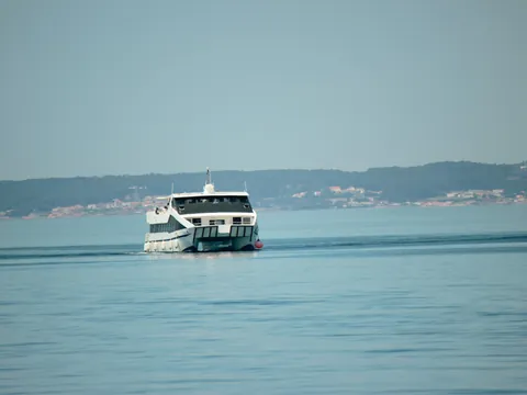 Barco navegando por la ría de O Grove