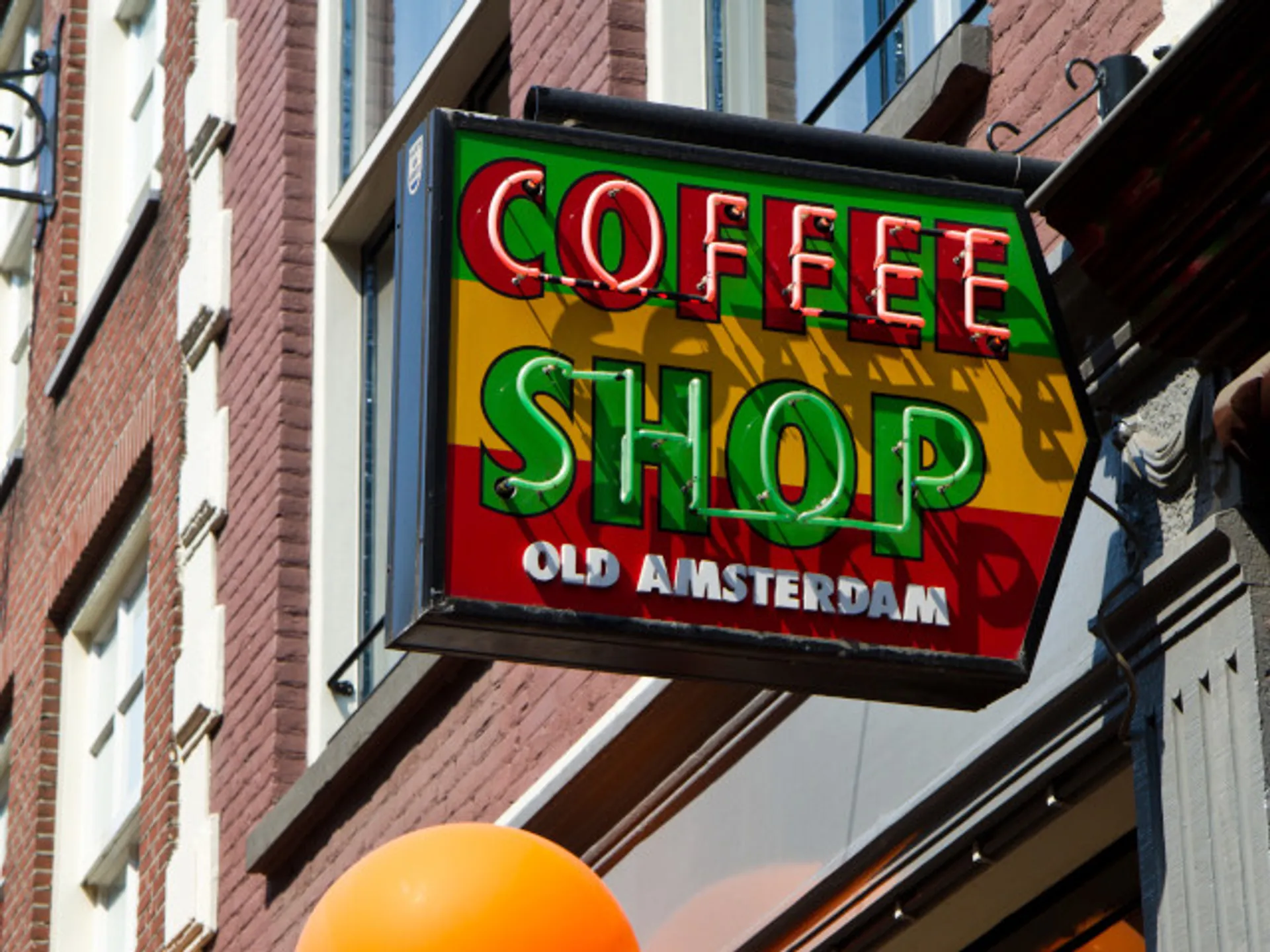 Cartel de Coffe Shop de Ámsterdam con colores rastafaris