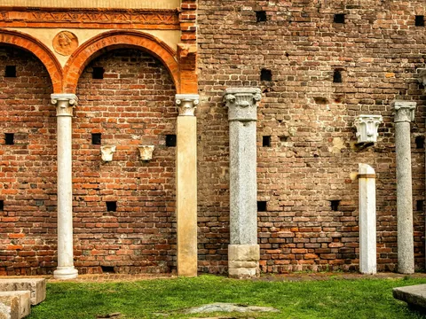 Detalles de muros y columnas del Castillo Sforzesco en Milán