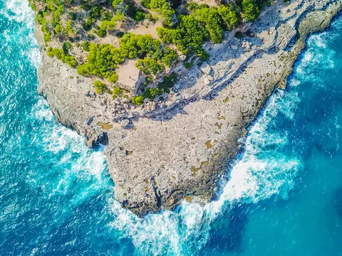 Vista aérea de la bahía y Punta de Sa Guardia de Cala Mondrago Samarador, Mallorca