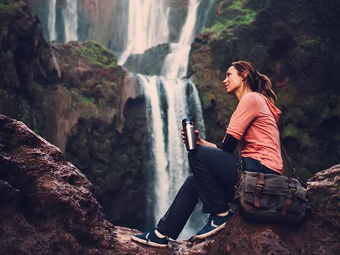 Viajera frente a las cascadas de Ouzoud, cerca de Marrakech