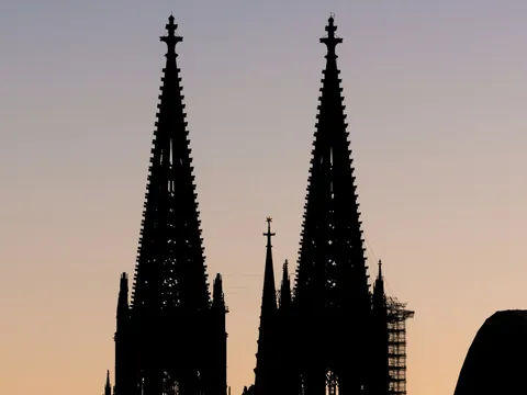 Contraluz de las torres de la Catedral de Colonia frente al cielo del atardecer.
