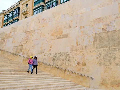 Personas bajando escaleras Puerta de la Ciudad, La Valeta, Malta