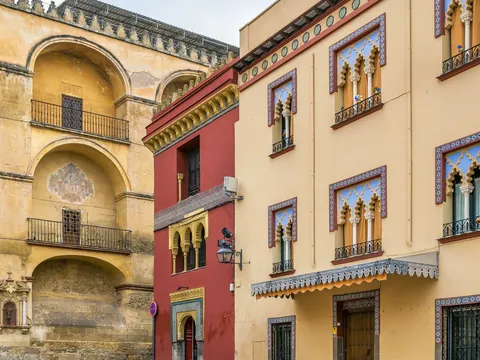 Plaza del Triunfo con edificios históricos y azulejos decorativos, Córdoba