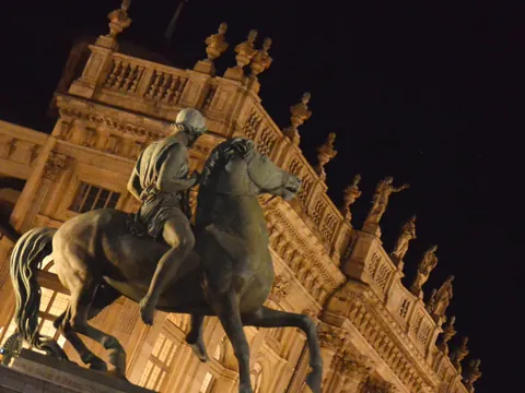 Monumentos y esculturas de Turín de noche guardan múltiples secretos.
