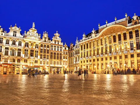 Gran place de noche en Bruselas