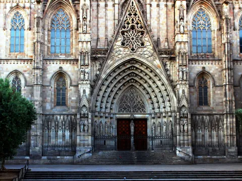 Fachada neogótica con rosetón de la Catedral de Barcelona