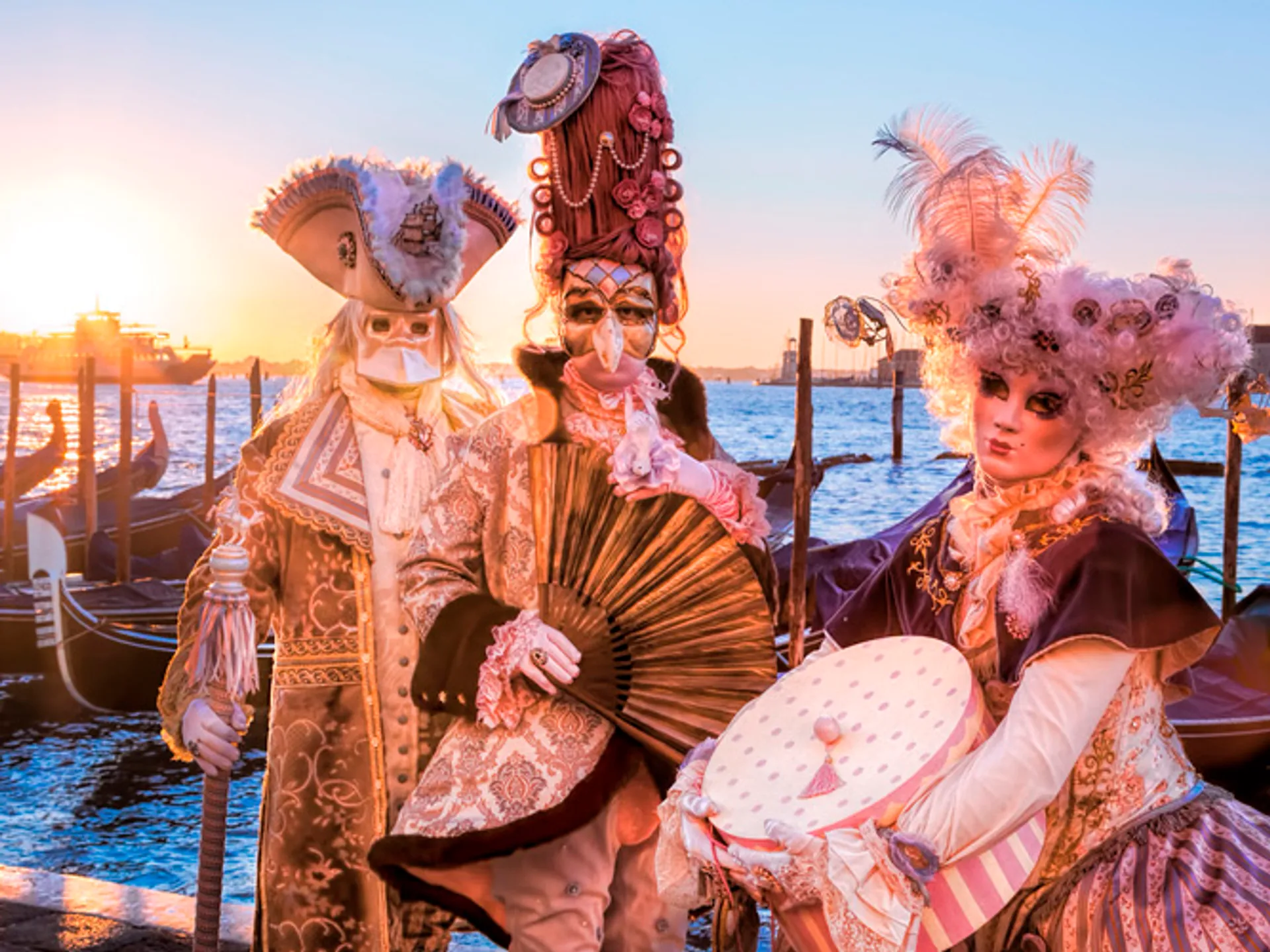 Personas disfrazadas en el Carnaval de Venecia - Carnaval de Venecia 2024: Lo que tienes que saber - Blog - Buendía Tours