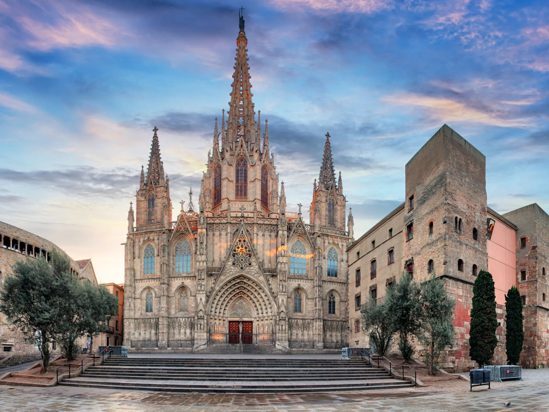 Catedral de Santa Eulalia de Barcelona - Arco de Triunfo de Barcelona - Qué ver en Barcelona - Guía de Viajes Barcelona - Buendía Tours