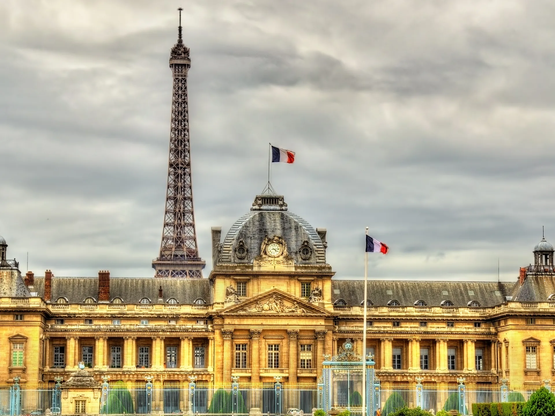 Escuela Militar de París con la Torre Eiffel detrás
