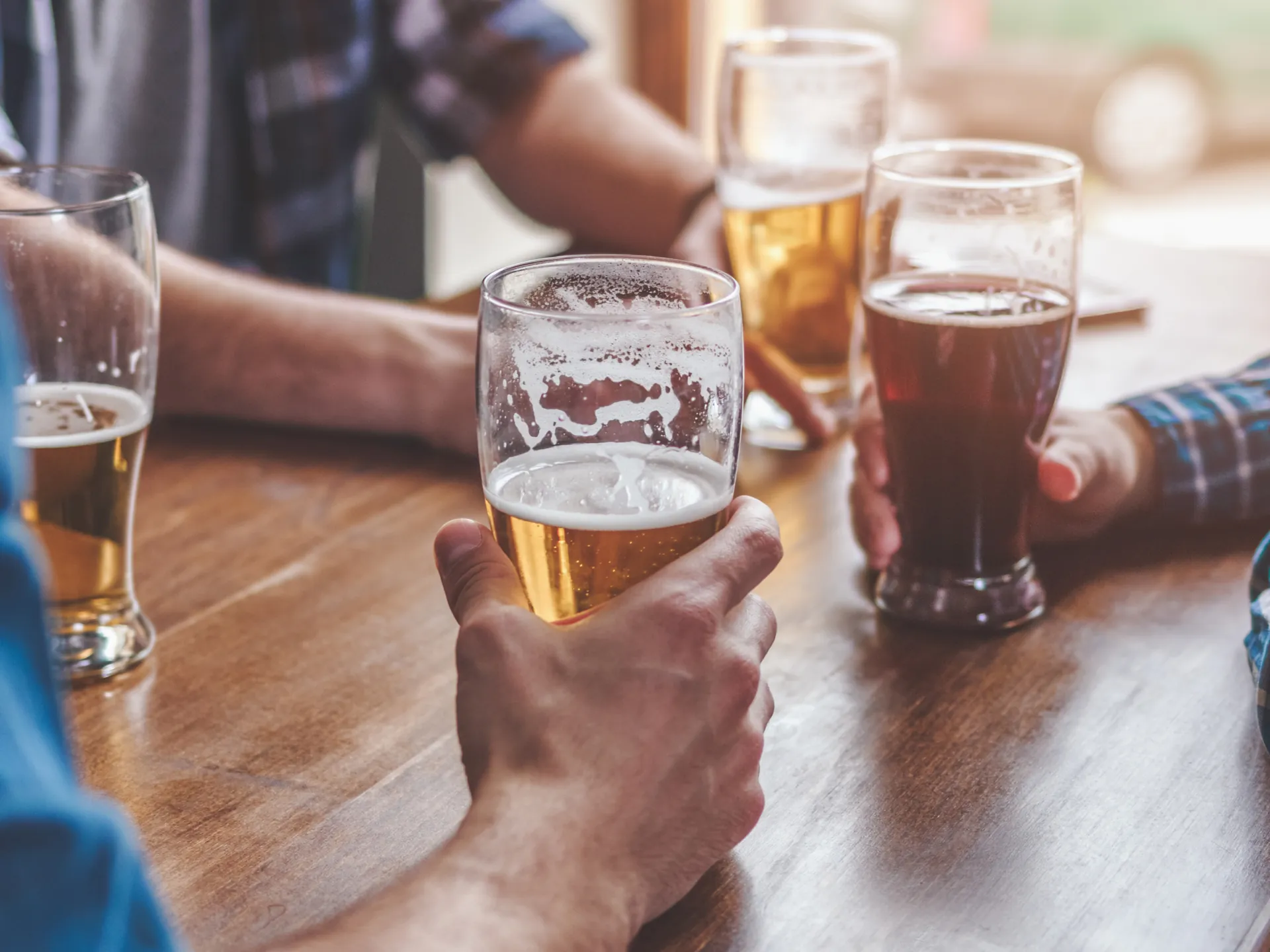 Amigos tomando cerveza en un bar - Guía de viajes Oviedo - Ruta de los Vinos - Buendía Tours