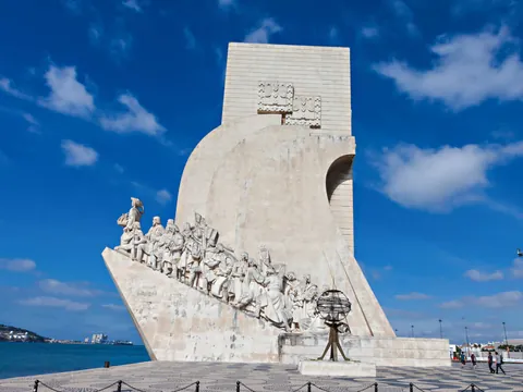 Monumento a los Descubrimientos en Belém, Lisboa bajo cielo azul