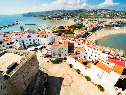 Generar alts dijo:  Vista aérea de Peñíscola con su casco antiguo y playas en la Comunidad Valenciana.