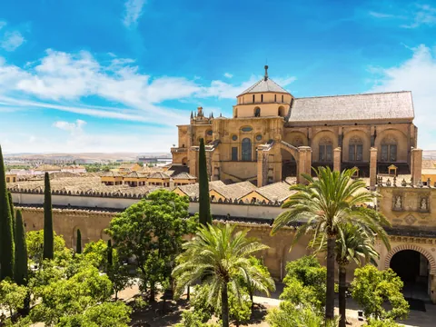 Preciosa vista soleada de la Mezquita-Catedral de Córdoba, Andalucía
