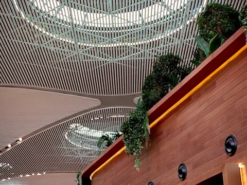 Detalle del diseño interior del aeropuerto de Estambul con techo moderno y vegetación, Turquía