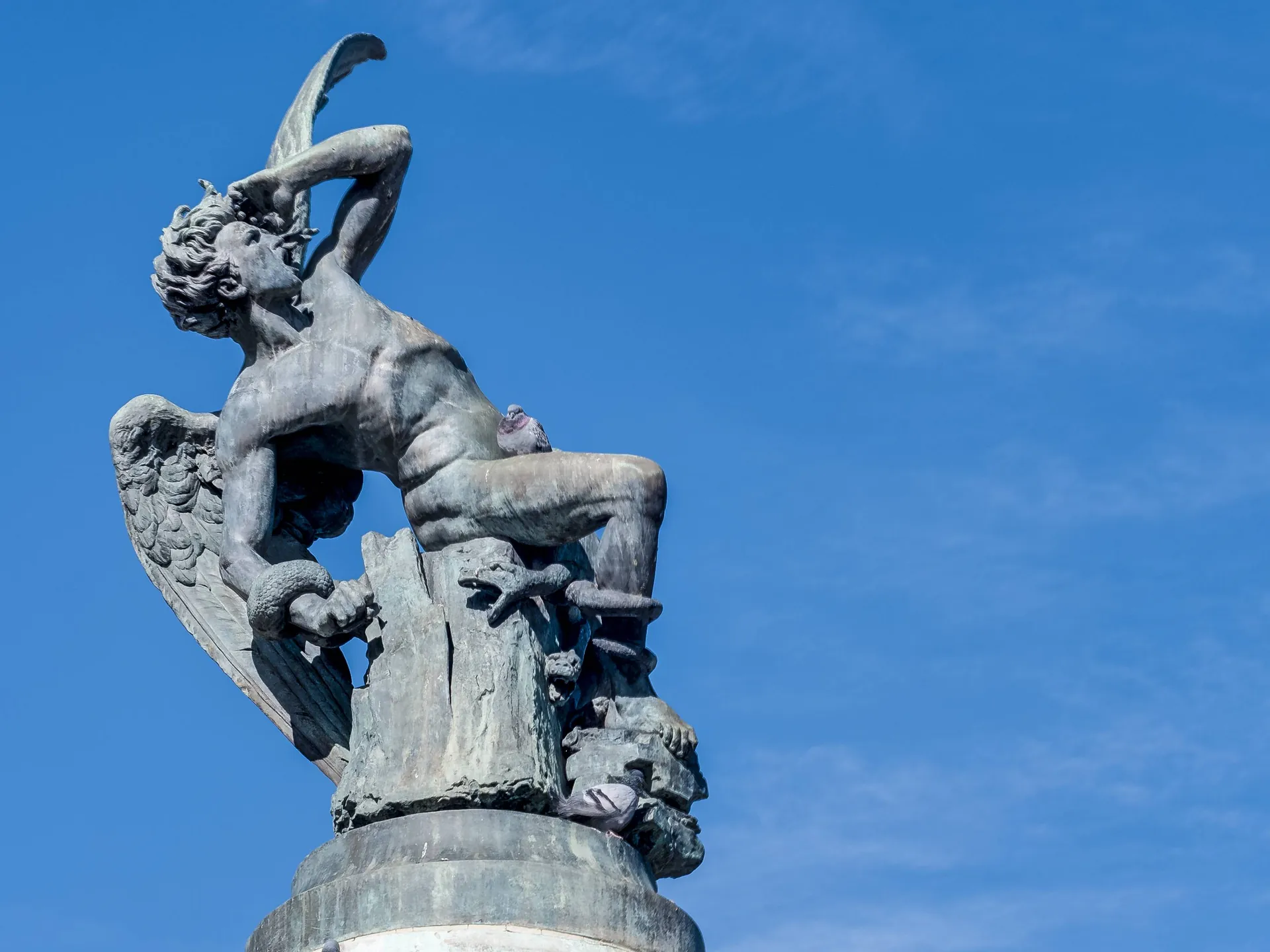 Estatua de El Ángel Caído - Parque de El Retiro - Qué ver en Madrid - Guía de viaje Madrid - Buendía Tours