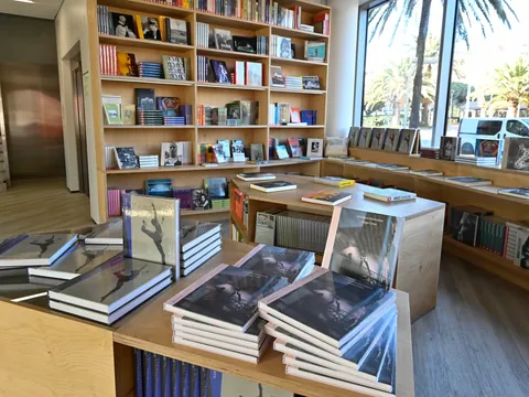 Libros de fotografía expuestos en la librería KBR de Barcelona