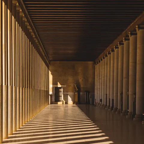 Sombras de columnas en el interior de la Estoa de Átalo, Ágora de Atenas.