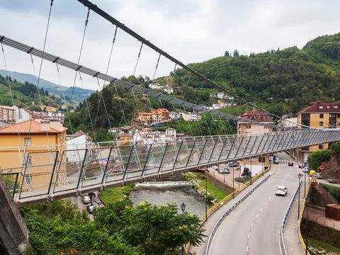 Puente colgante peatonal sobre el río Narcea en Cangas del Narcea, Asturias.