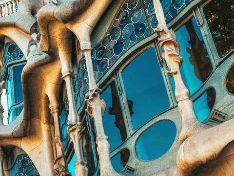 Columnas óseas y ventanales de la tribuna Casa Batlló, Barcelona