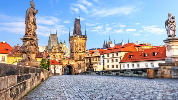 El icónico Puente de Carlos, uno de los más visitados de Praga.