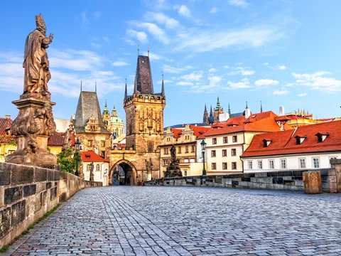 El icónico Puente de Carlos, uno de los más visitados de Praga.