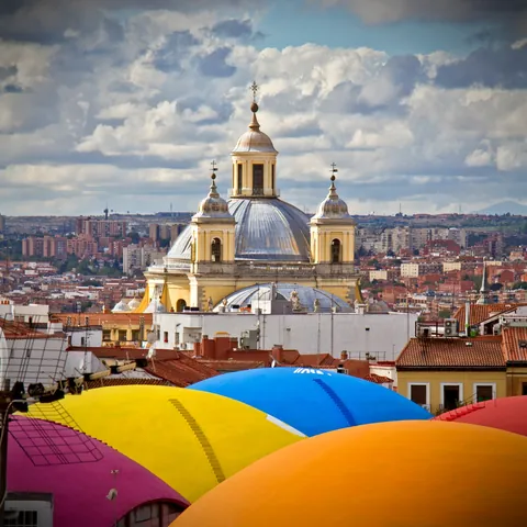 Barrio La Latina con la Basilica de San Francisco el Grande en Madrid - Barrios de Madrid - - Barrio de La Latina - Qué ver en Madrid - Guía de viaje Madrid - Buendía Tours