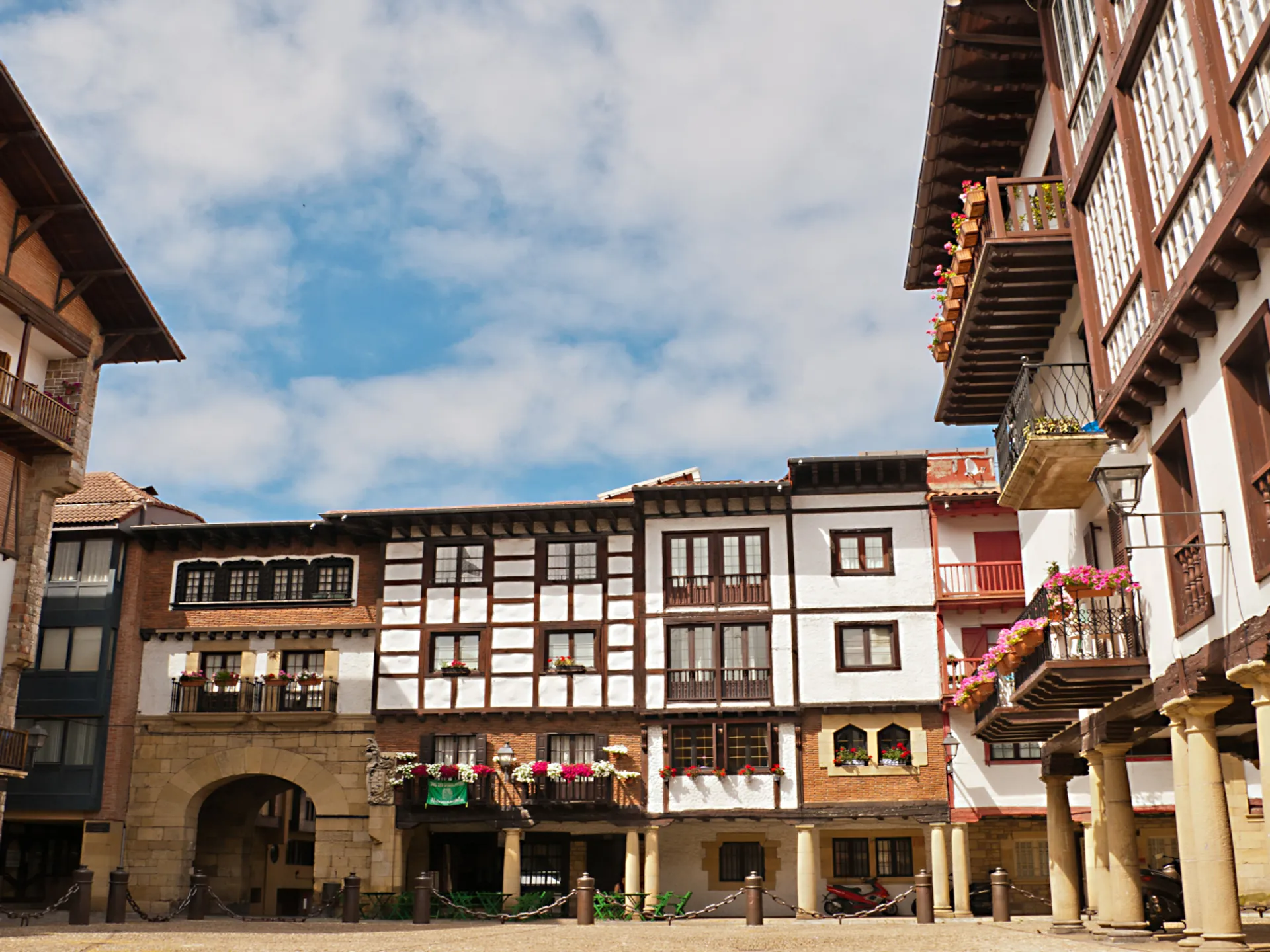 Plaza Mayor de Hondarribia - Las 15 Plazas de España que no te puedes perder - Blog - Buendía Tours
