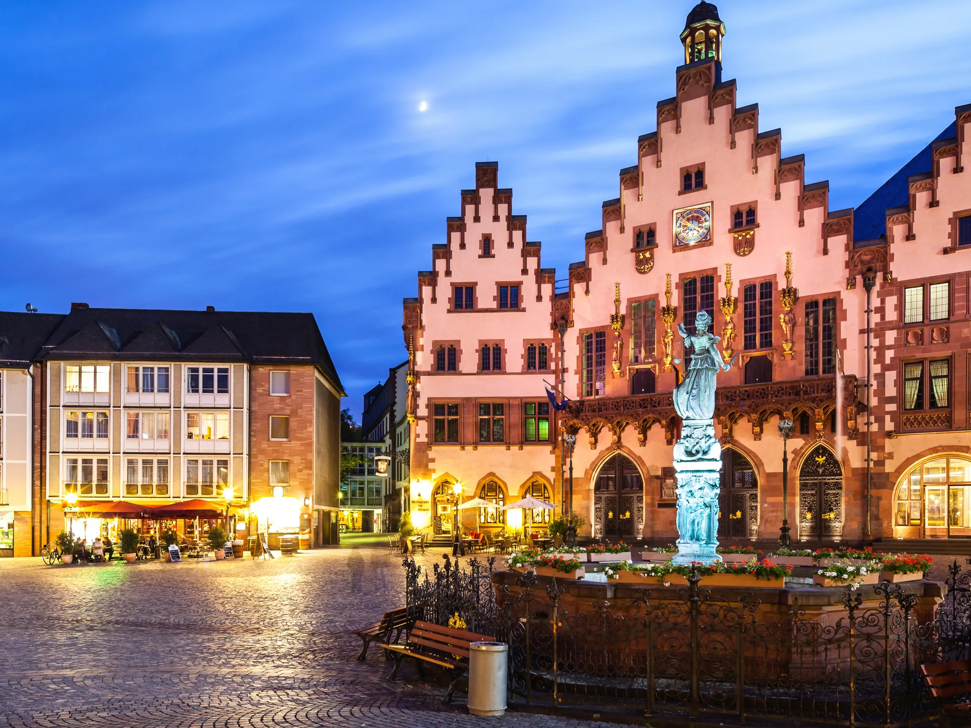 Plaza Römemberg de Frankfurt de noche