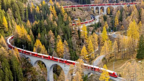 Varios trenes siguen su ruta entre Italia y Suiza.